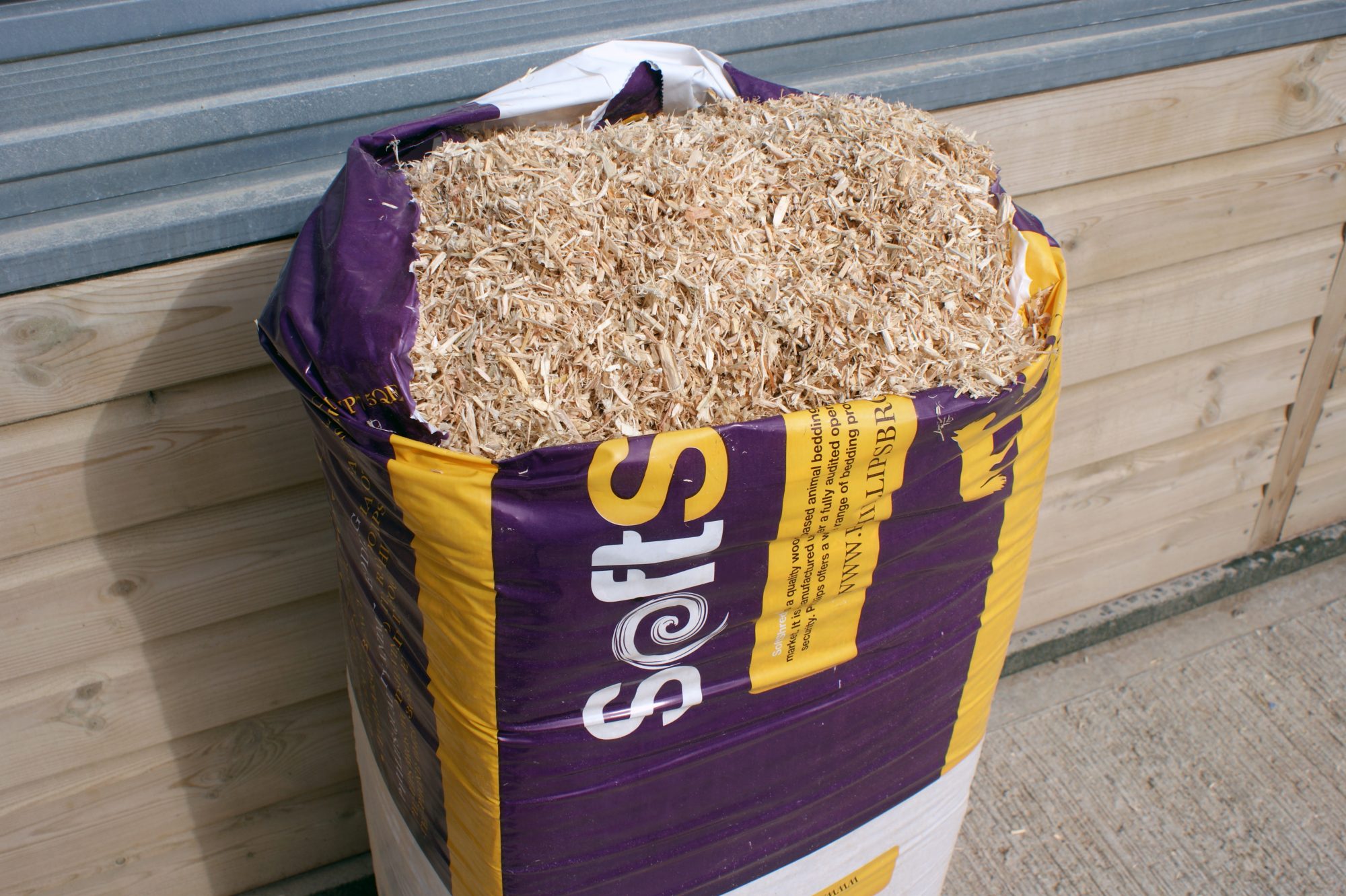 horse-bedding-wood-shavings-phillips-brothers-suffolk-uk